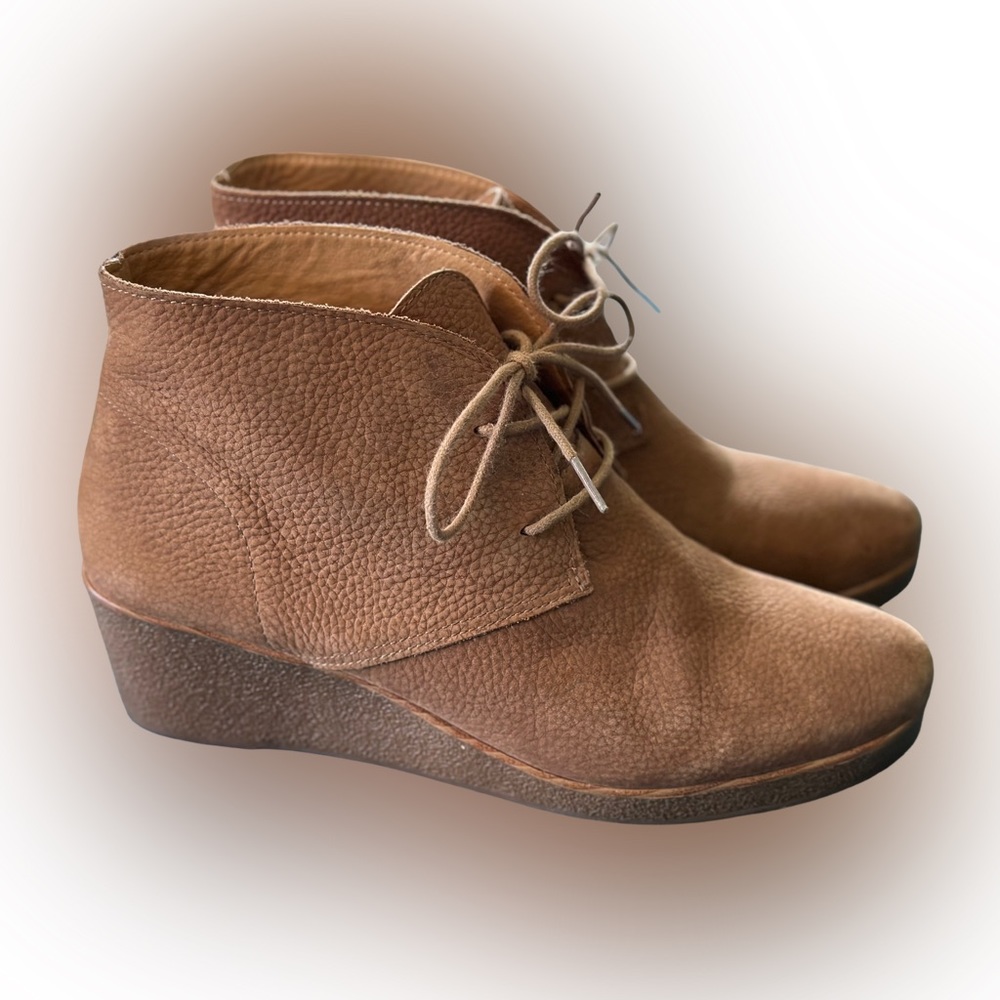 Lucky brand heel boots/shoes- leather. Size 10 women’s. Like new, very nice.